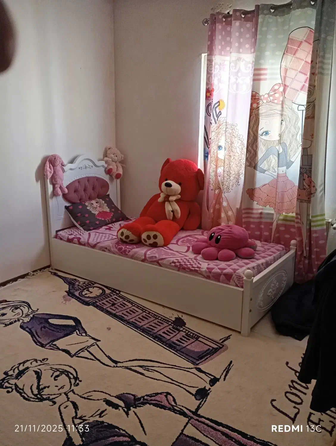 یک عدد فرش و یک عدد تخت ویک جفت پرده|فرش|پردیس, فاز ۱۱|دیوار