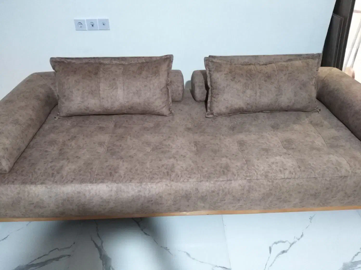 نیم ست ۵ نفره خیلی تمیز|مبلمان خانگی و میز عسلی|گلبهار, شهر جدید گلبهار|دیوار