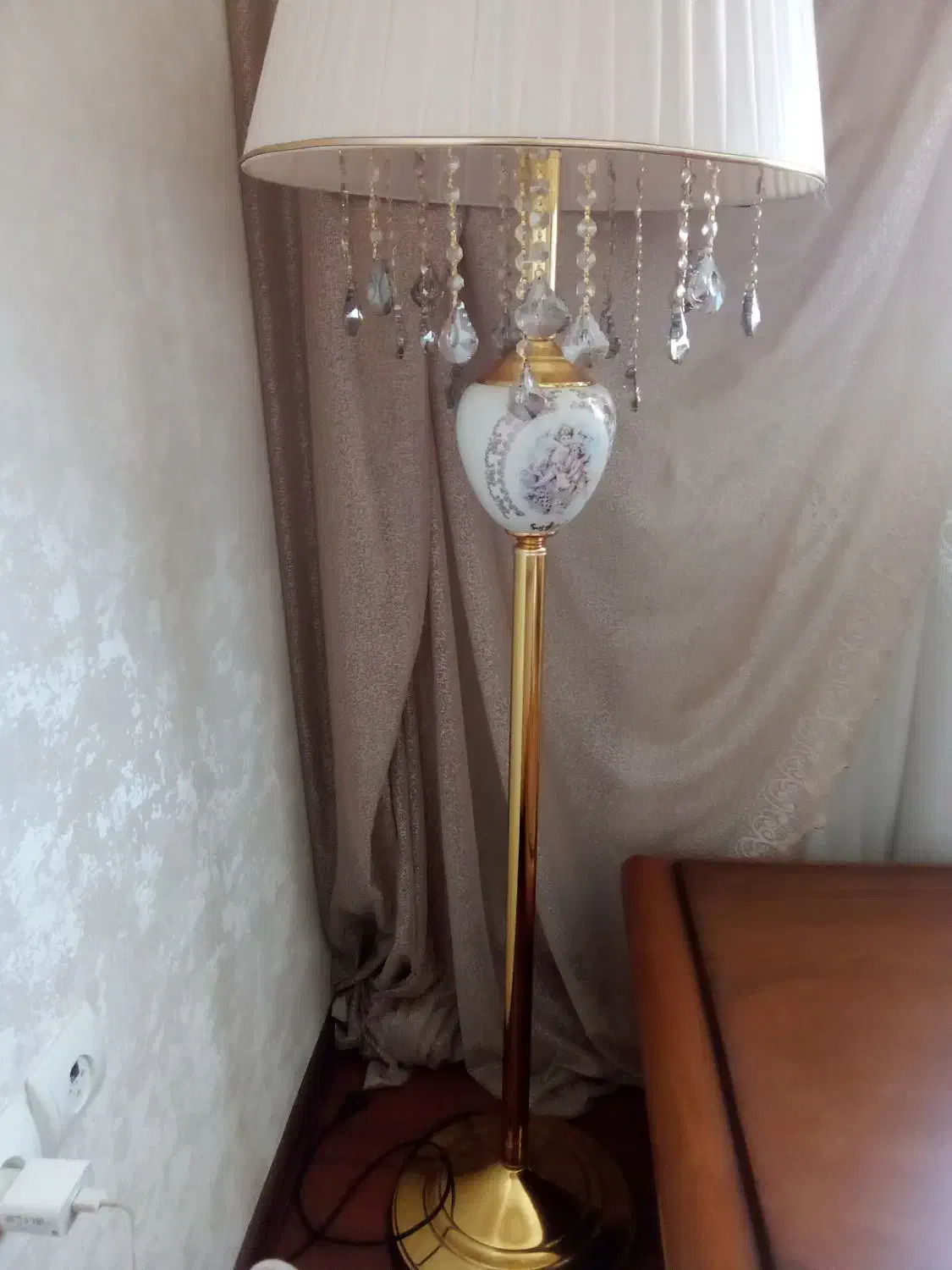 کنار سالنی طرح فرشته|چراغ خواب و آباژور|تبریز, |دیوار