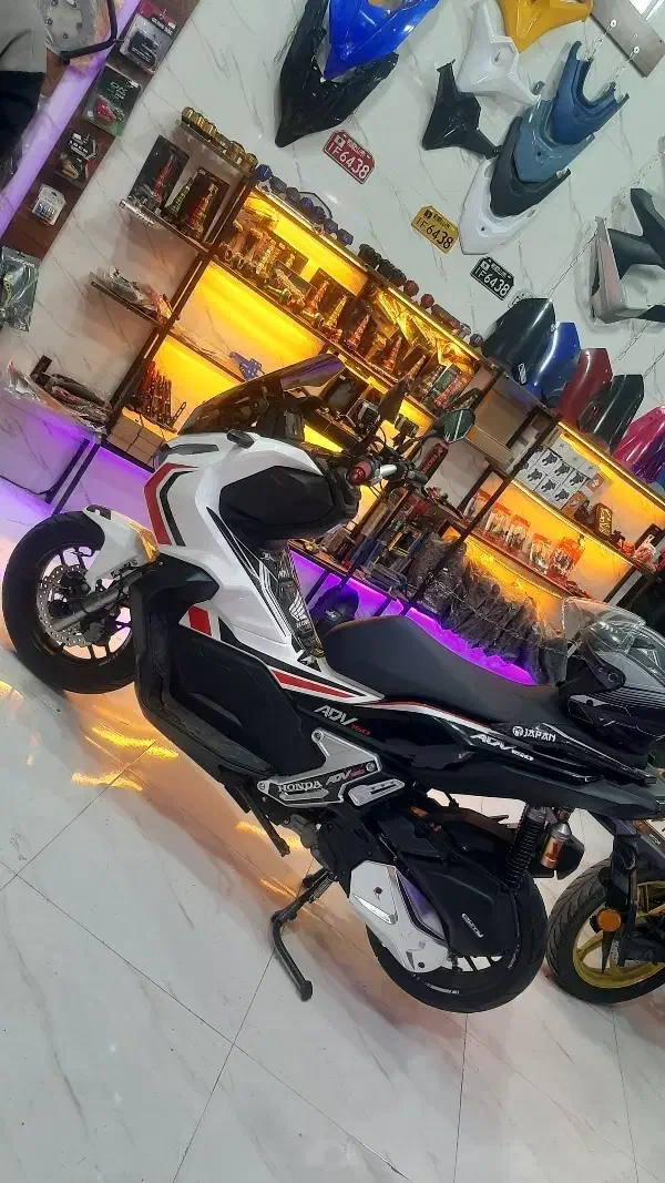 اسکوتر|موتورسیکلت|میانه, |دیوار