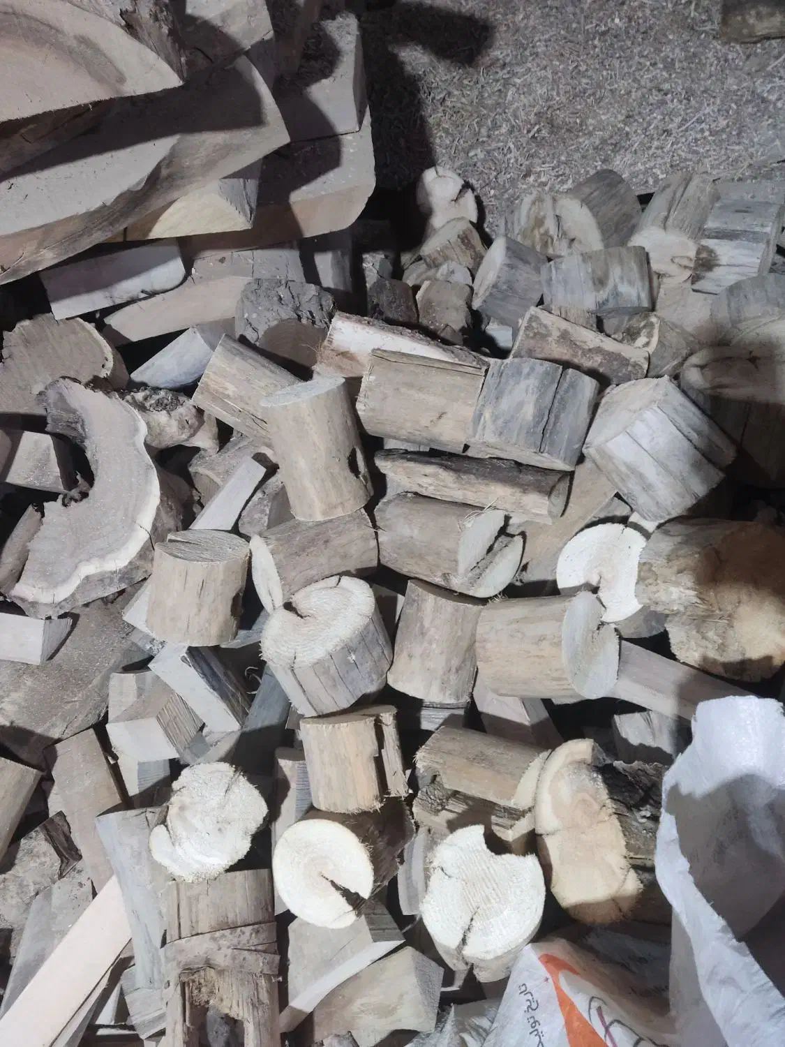 چوب هیزمی کیلویی و بسته بندی|خدمات باغبانی و درختکاری|اصفهان, لیمجیر|دیوار