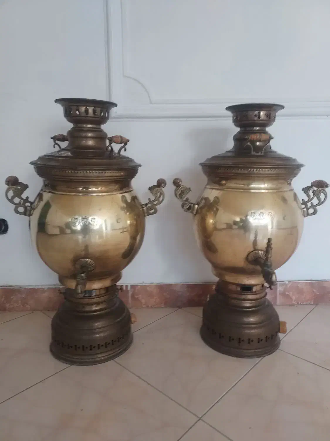 سماور برنجی بزرگ|کلکسیون اشیاء عتیقه|چهارباغ, |دیوار