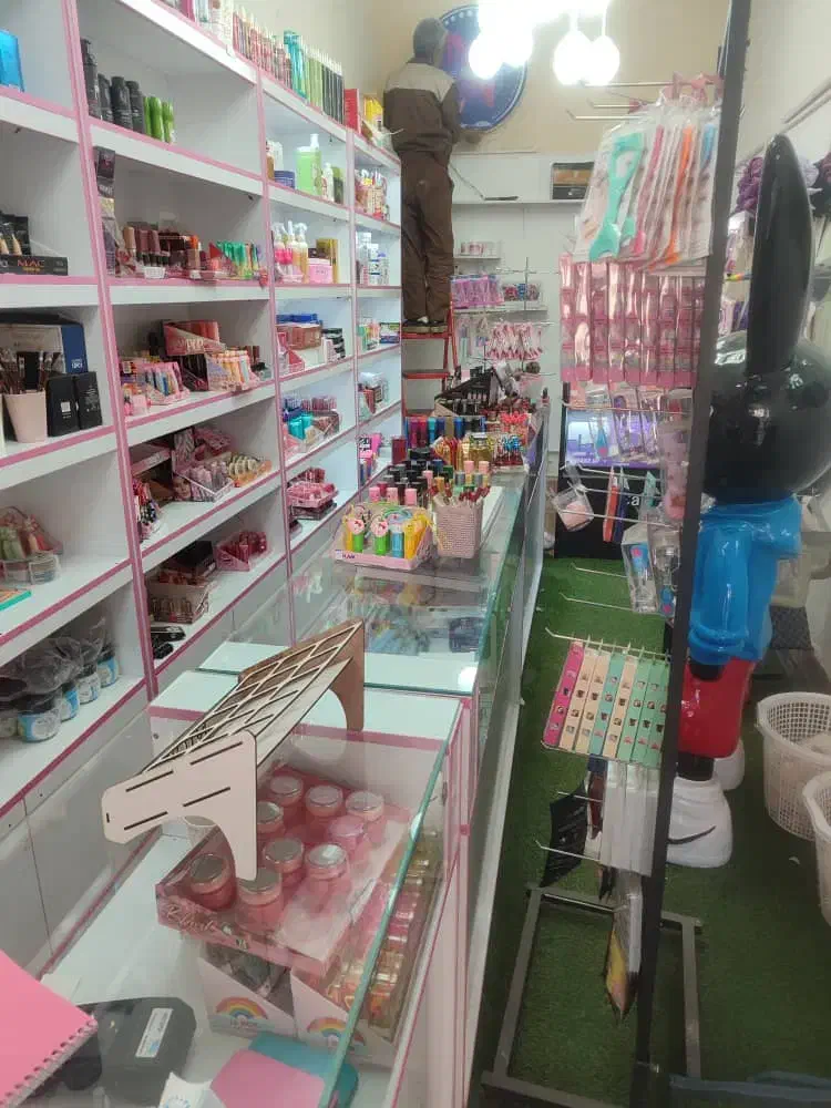 فروش ویترین ک تمام لوازم ارایشی بهداشتی در حد نو|فروشگاه و مغازه|قرچک, مهدیه|دیوار