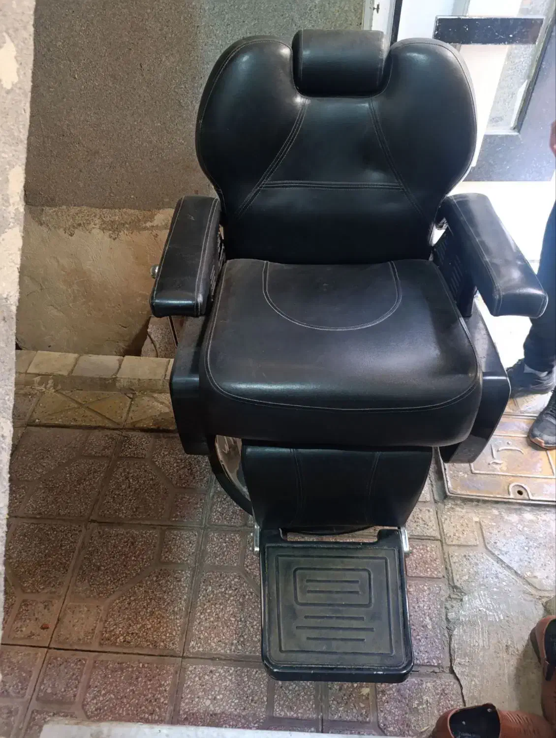 یک عدد تابلو شیشه ای صندلی vip|آرایشگاه و سالنهای زیبایی|همدان, |دیوار