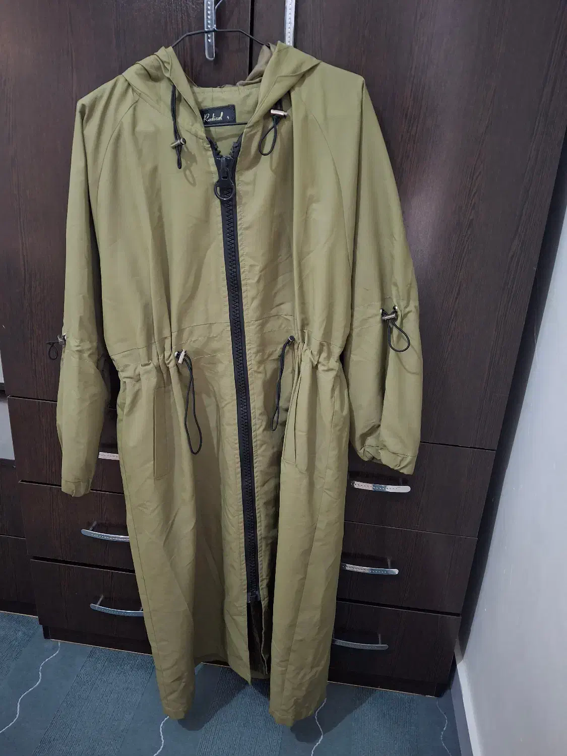 تعدادی بارانی و مانتو 40.42|لباس|فردیس, نیروگاه برق|دیوار