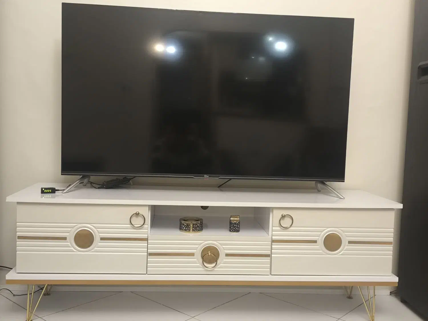 تلوزیون جی پلاس ۵۰ اینچ فور 4k و میز تلویزیون|تلویزیون و پروژکتور|تبریز, |دیوار