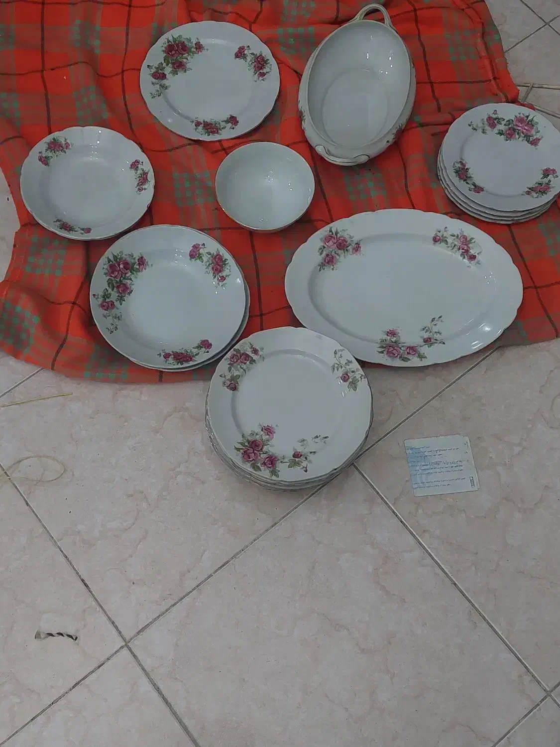 یک تعداد ظروف قدیمی گل سرخی|کلکسیون اشیاء عتیقه|کرج, آق تپه|دیوار