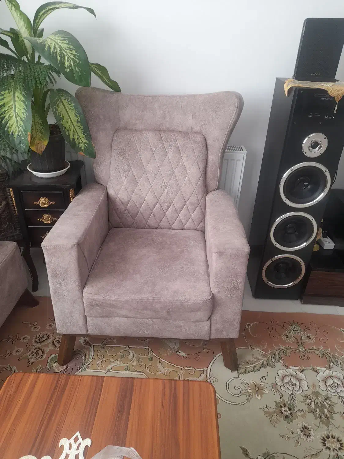 یک دست مبل راحتی تمیز وسالم|مبلمان خانگی و میز عسلی|گلپایگان, |دیوار