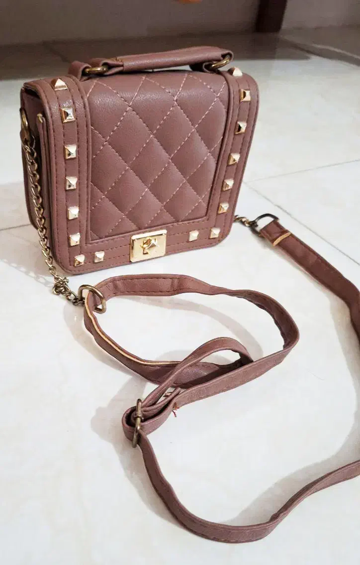 کیف دوشی نو|کیف، کفش، کمربند|کرج, ساسانی (قلمستان)|دیوار