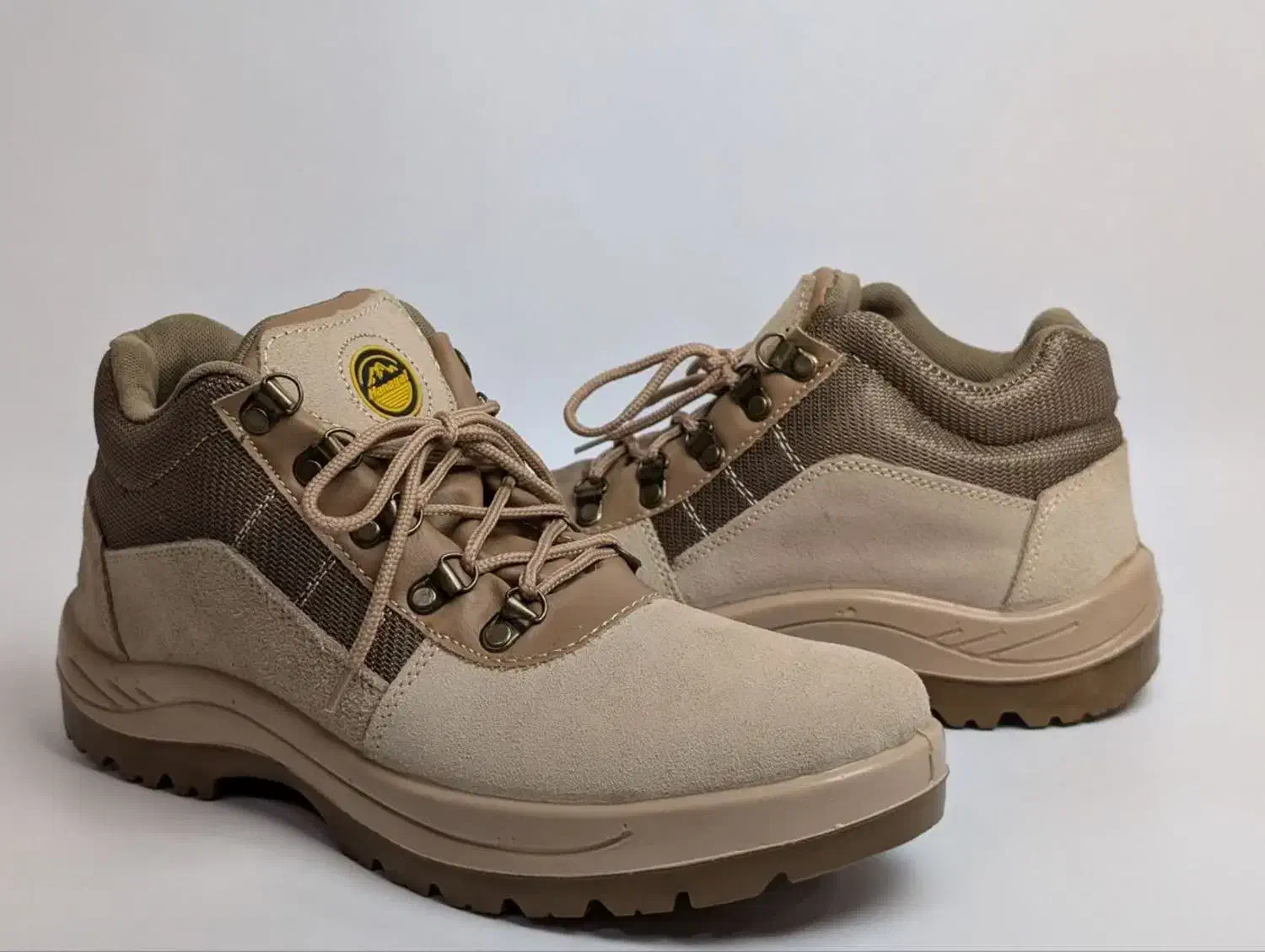 فروش انواع کفشهای کوهنوردی به نرخ عمده|کیف، کفش، کمربند|نورآباد, |دیوار