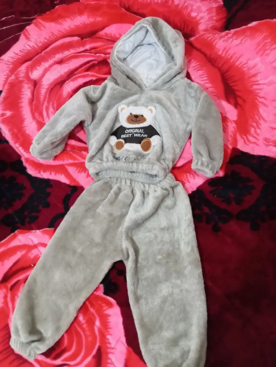 لباس بچگانه|کفش و لباس بچه|میانه, |دیوار