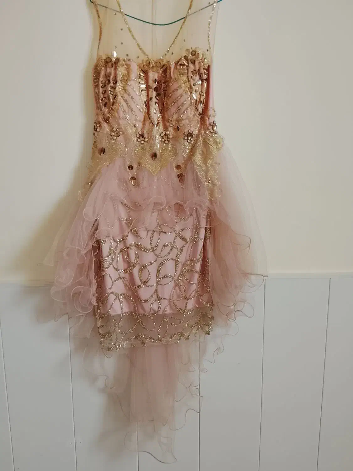 لباس مجلسی|لباس|لامرد, |دیوار