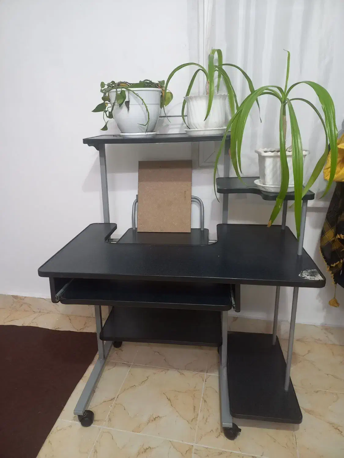 میز کامپیوتر سالم و تمیز و محکم|میز تحریر و کامپیوتر|سمنان, |دیوار