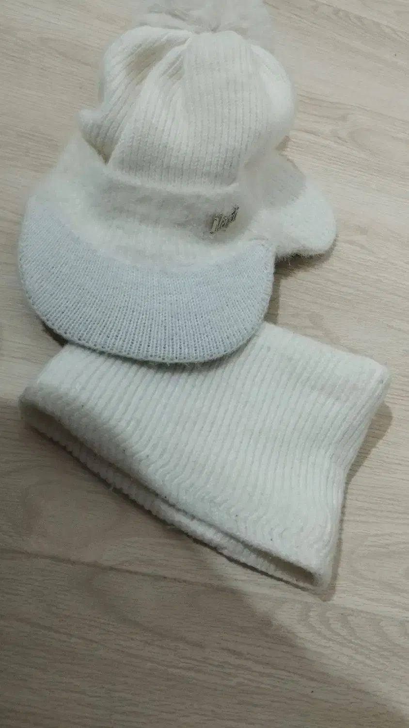 شال و کلاه سفید در حد نو|لباس|بجنورد, |دیوار