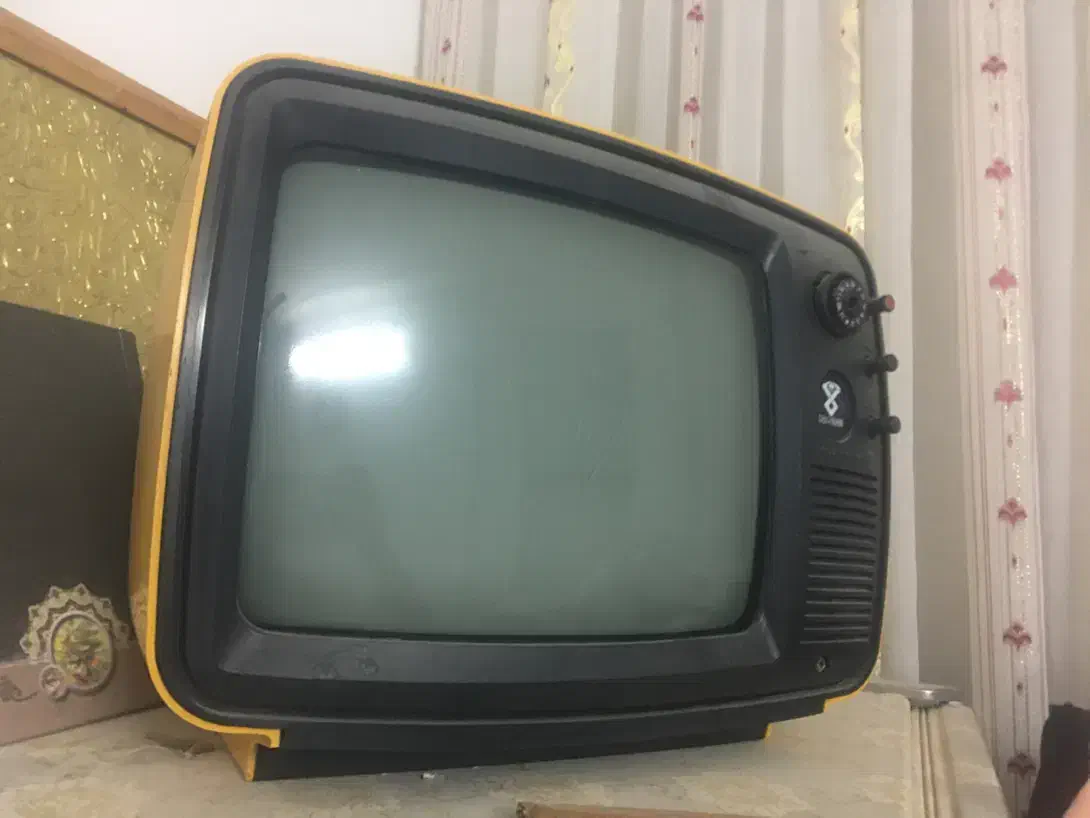 تلویزیون قدیمی|کلکسیون اشیاء عتیقه|یزد, |دیوار