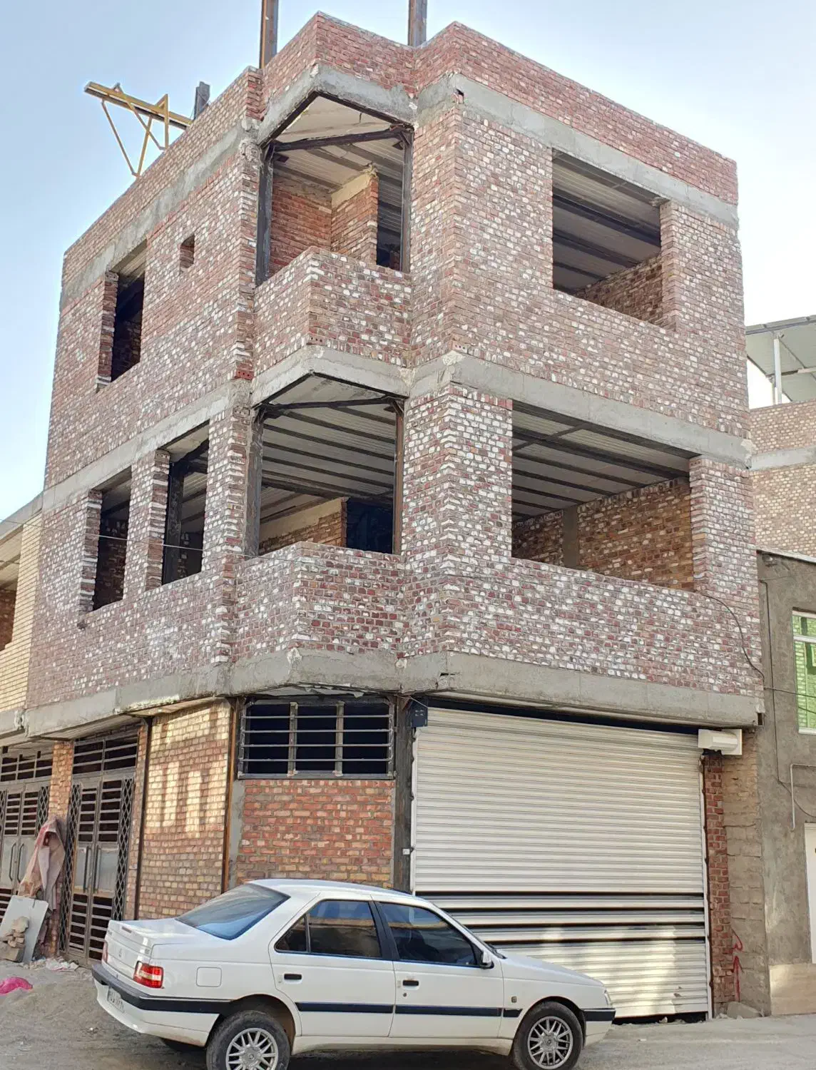 خونه نیمه کاره 3 طبقه با 1 مغازه 1 پارکینگ و 2خواب|فروش آپارتمان|بوکان, |دیوار