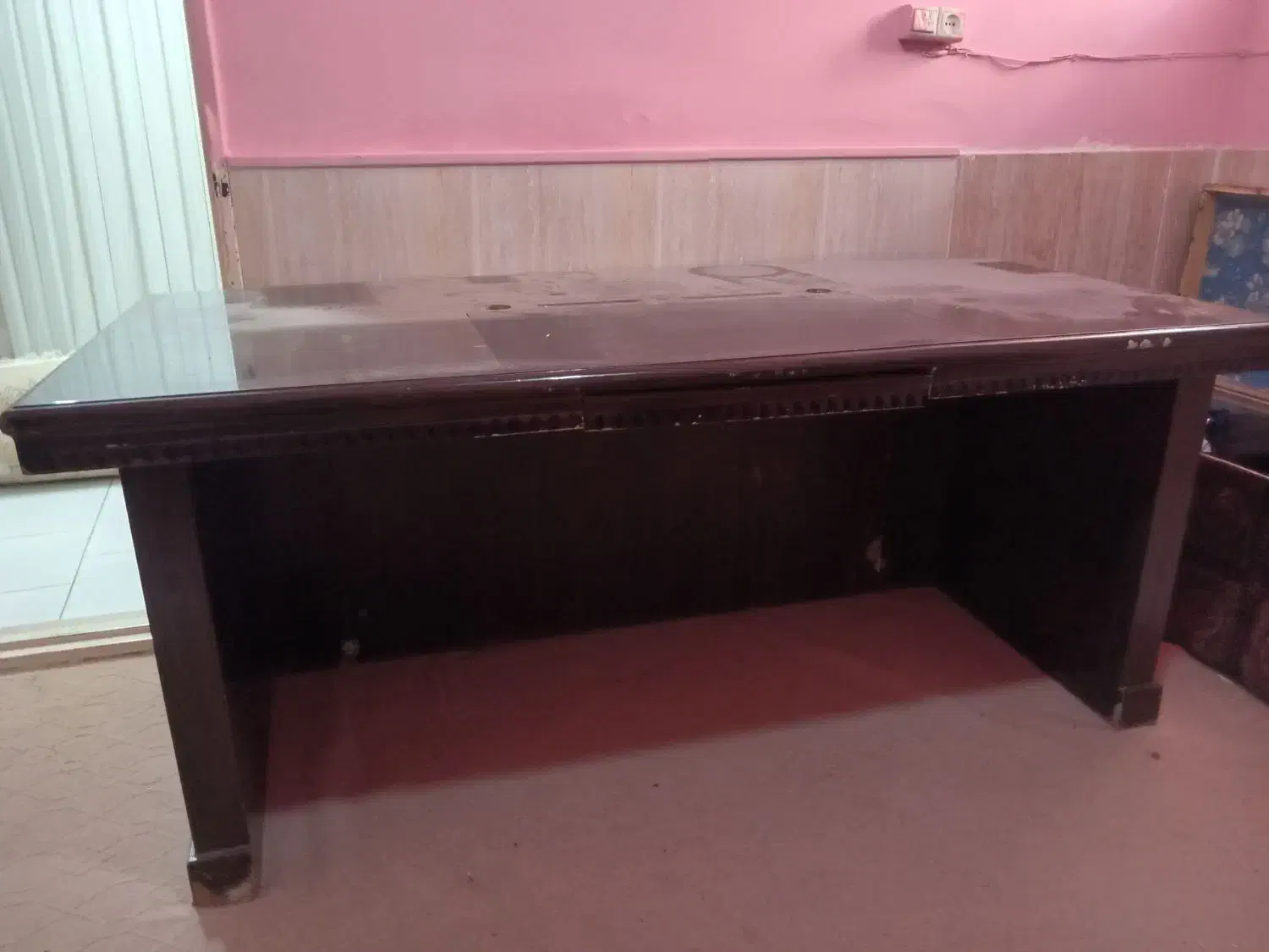 میز اداری بزرگ و یک کمد بچه|دفتر کار|نیشابور, عدالت|دیوار