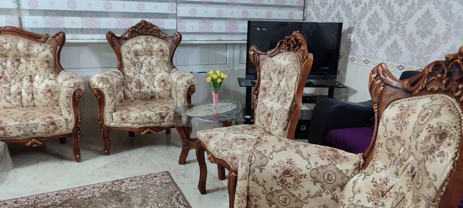 مبل سلطنتی ۹ نفره بهمراه یک عدد میز و دو عدد عسلی|مبلمان خانگی و میز عسلی|ملایر, |دیوار