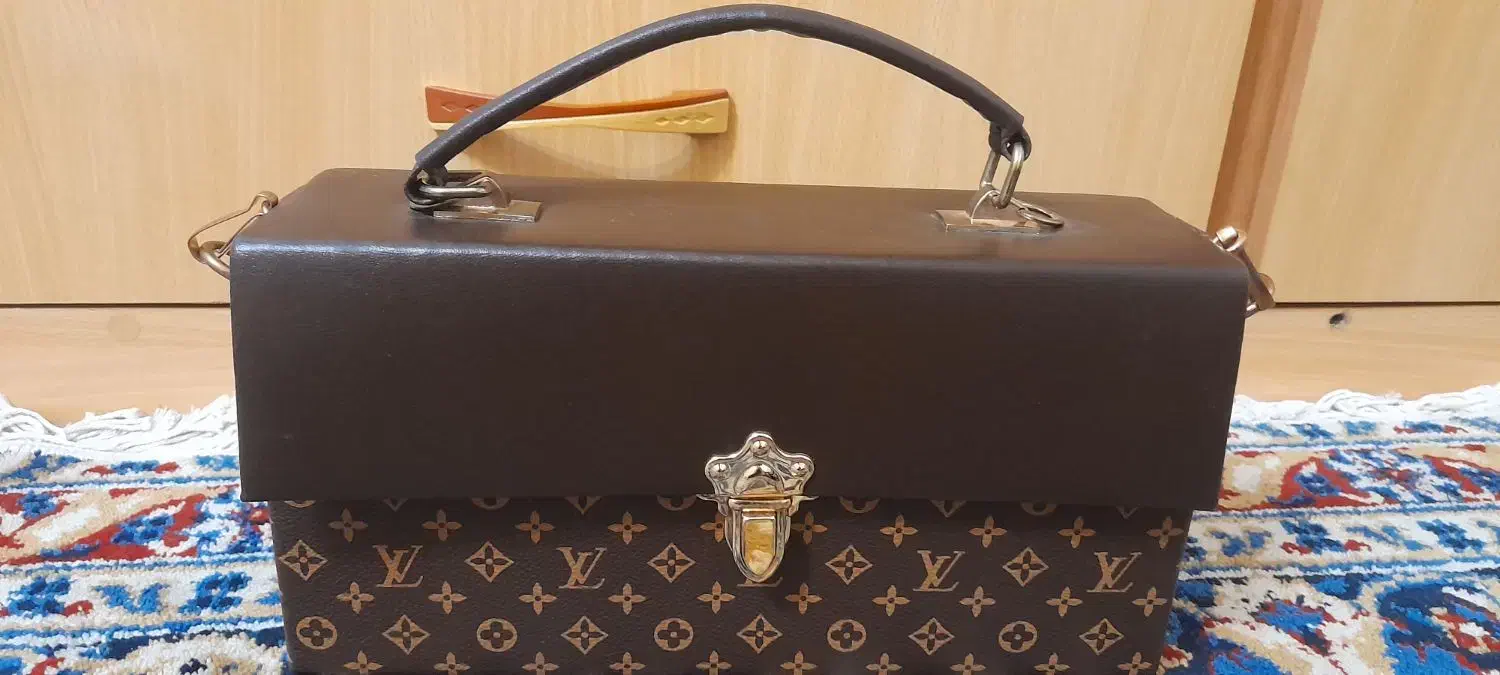 کیف مجلسی|کیف، کفش، کمربند|رشت, حمیدیان|دیوار