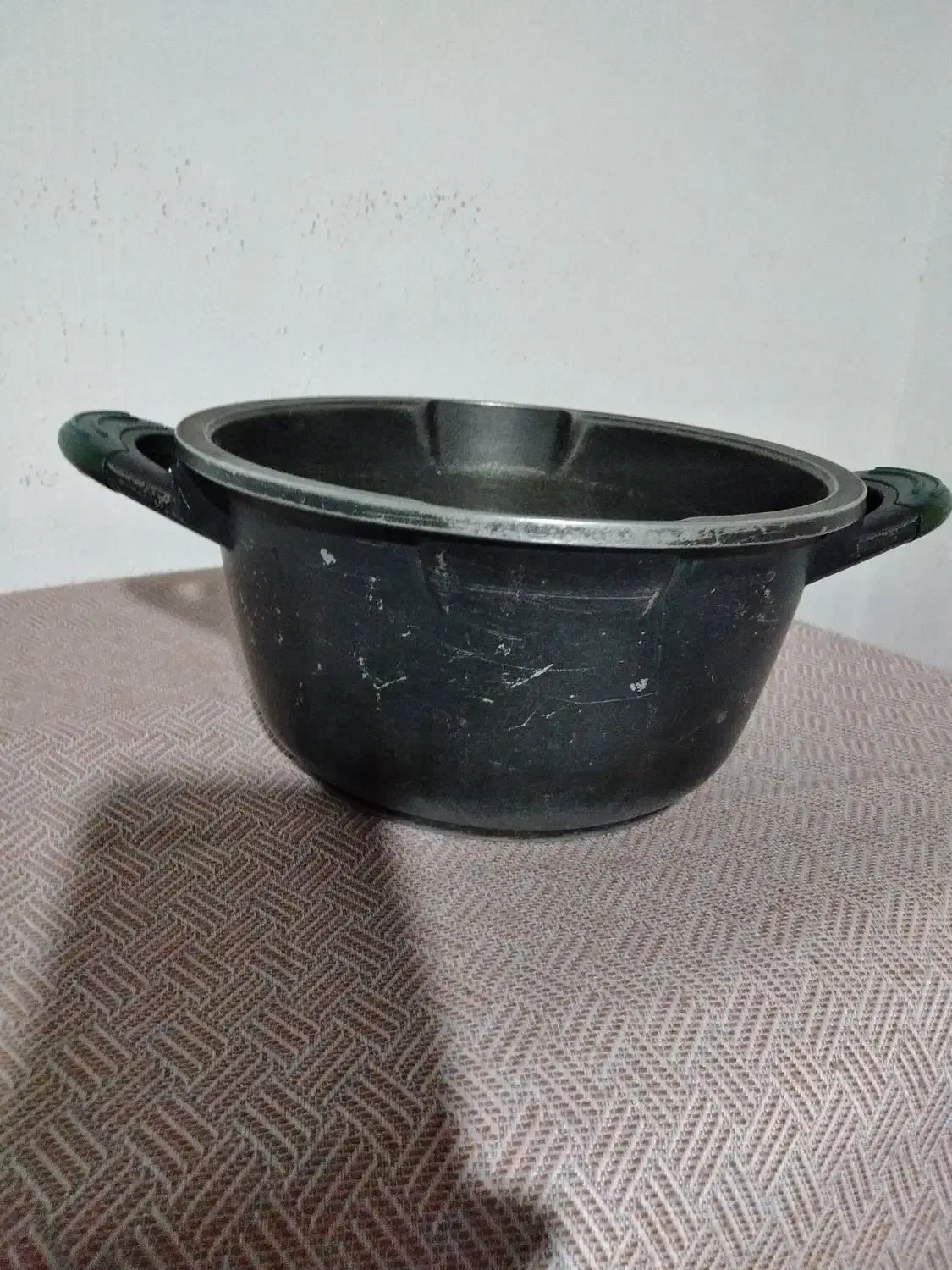 یک عدد قابلمه|ظروف پخت‌وپز|سلمان‌شهر, |دیوار