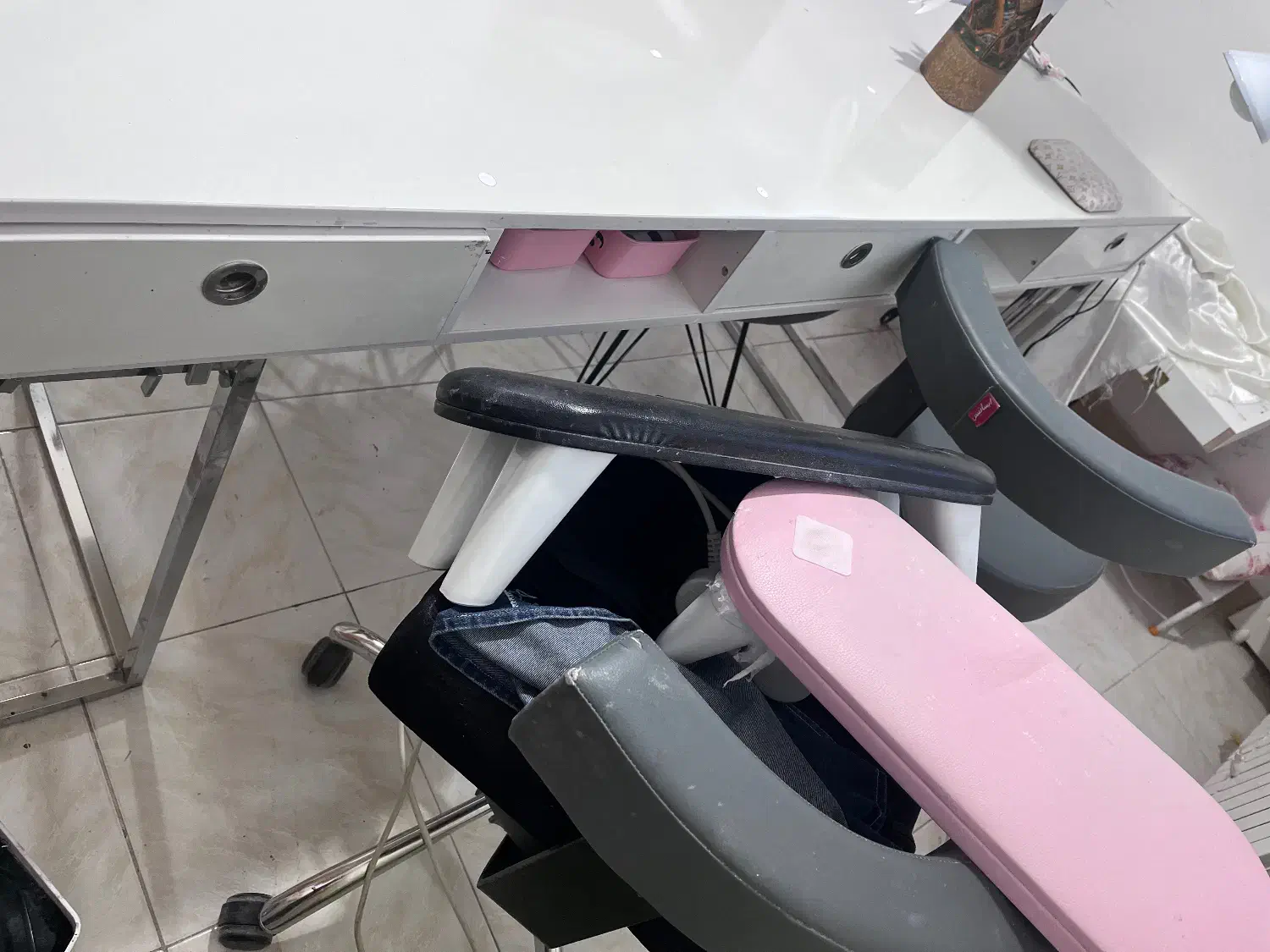 میز ناخنکار|آرایشگاه و سالن‌های زیبایی|سنندج, |دیوار