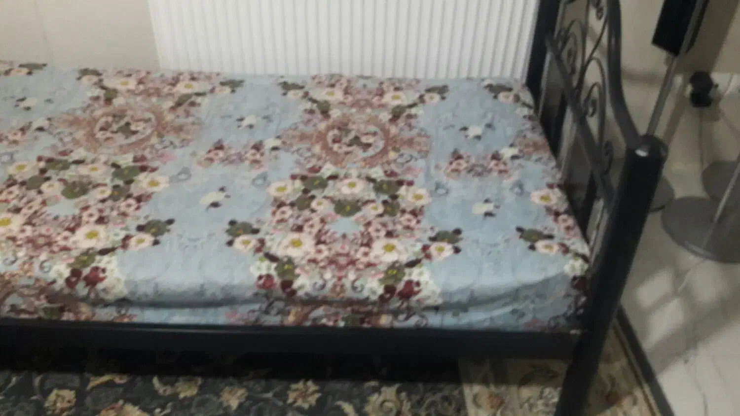 یک عدد تخت یک نفره اهنی با تشک کارکرده|تخت و سرویس خواب|بوئین زهرا, |دیوار