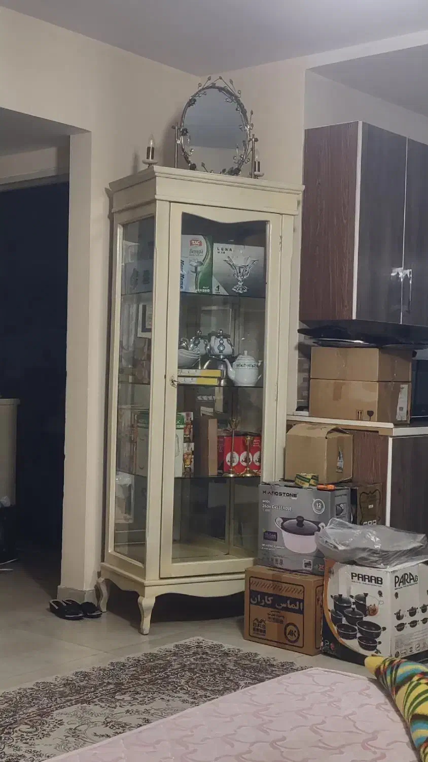 ویترین رنگ روشن تمیز|بوفه، ویترین، کنسول|پرند, فاز ۳|دیوار