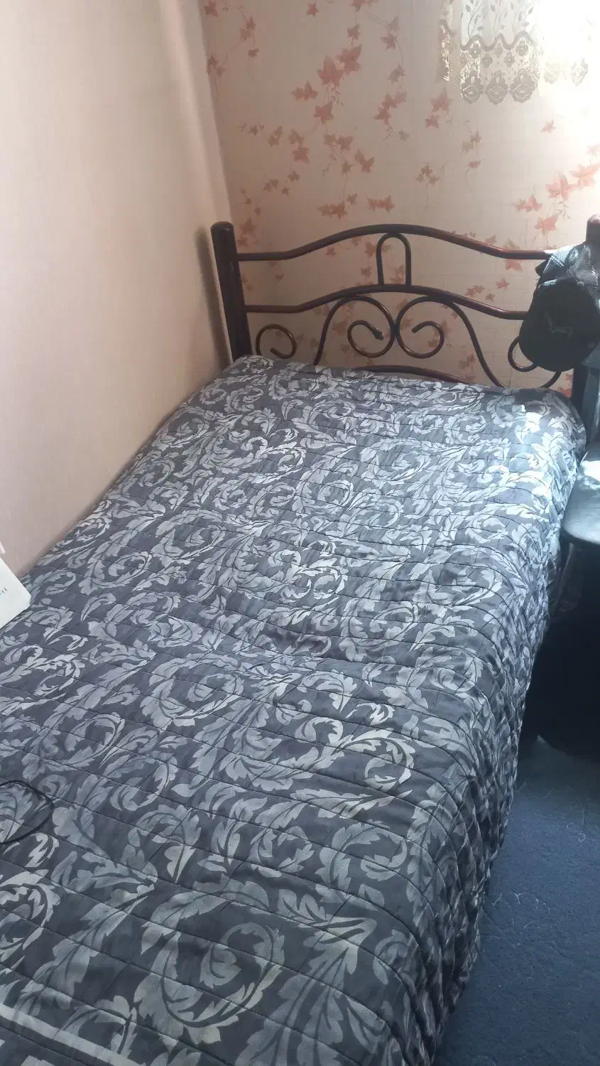 تخت فرفورژه یه نفره زرشکی رنگ|تخت و سرویس خواب|تهران, باغ فیض|دیوار