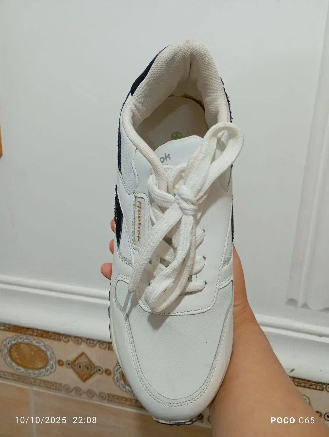 کفش اسپرت|کیف، کفش، کمربند|آبپخش, |دیوار