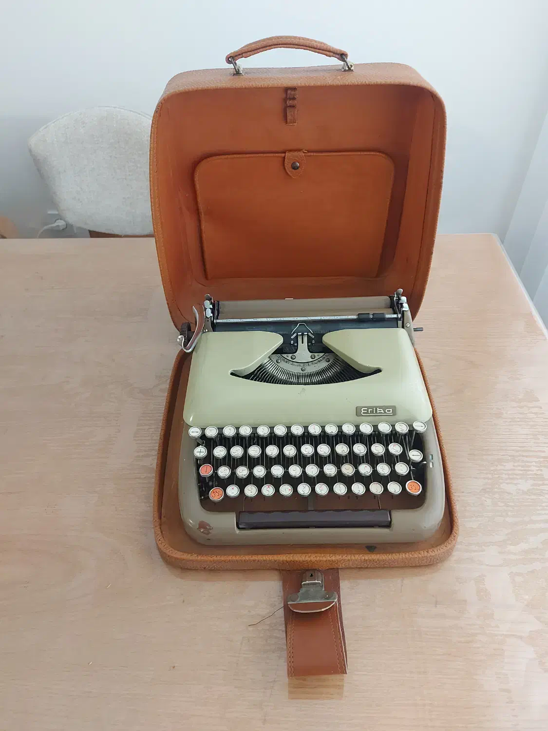 ماشین تایپ اریکا فارسی نویس آنتیک آلمانی|کلکسیون اشیاء عتیقه|سنندج, |دیوار