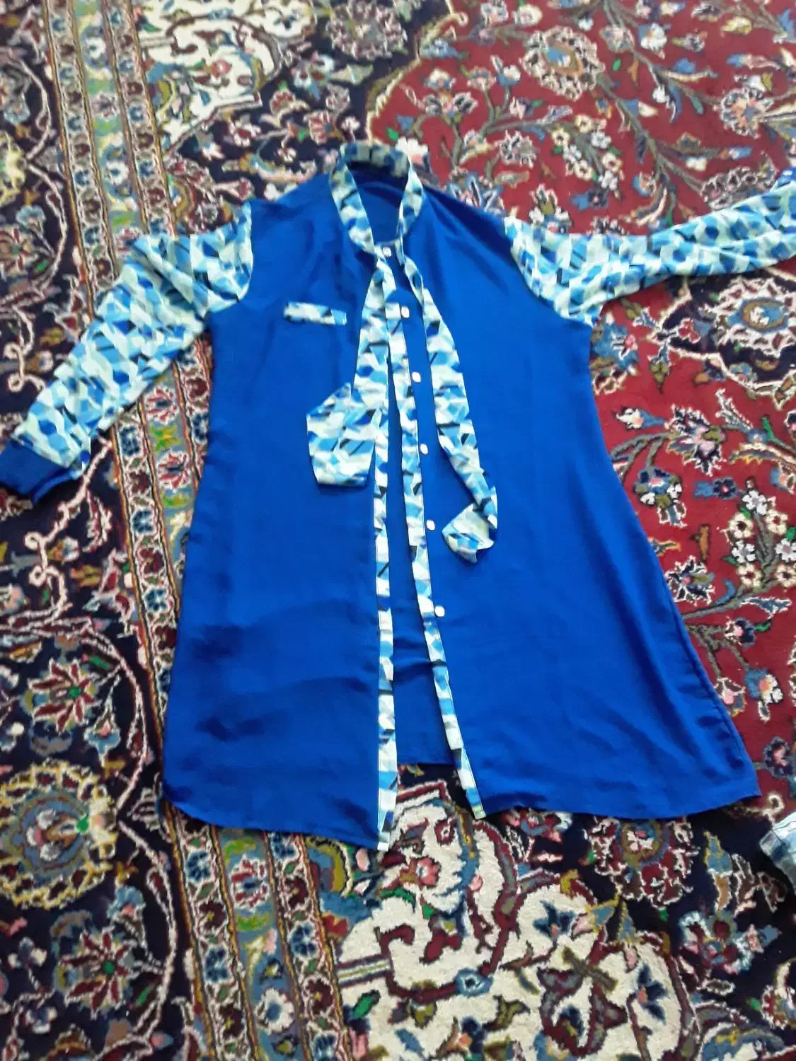 شومیز ومانتو|لباس|میانه, |دیوار