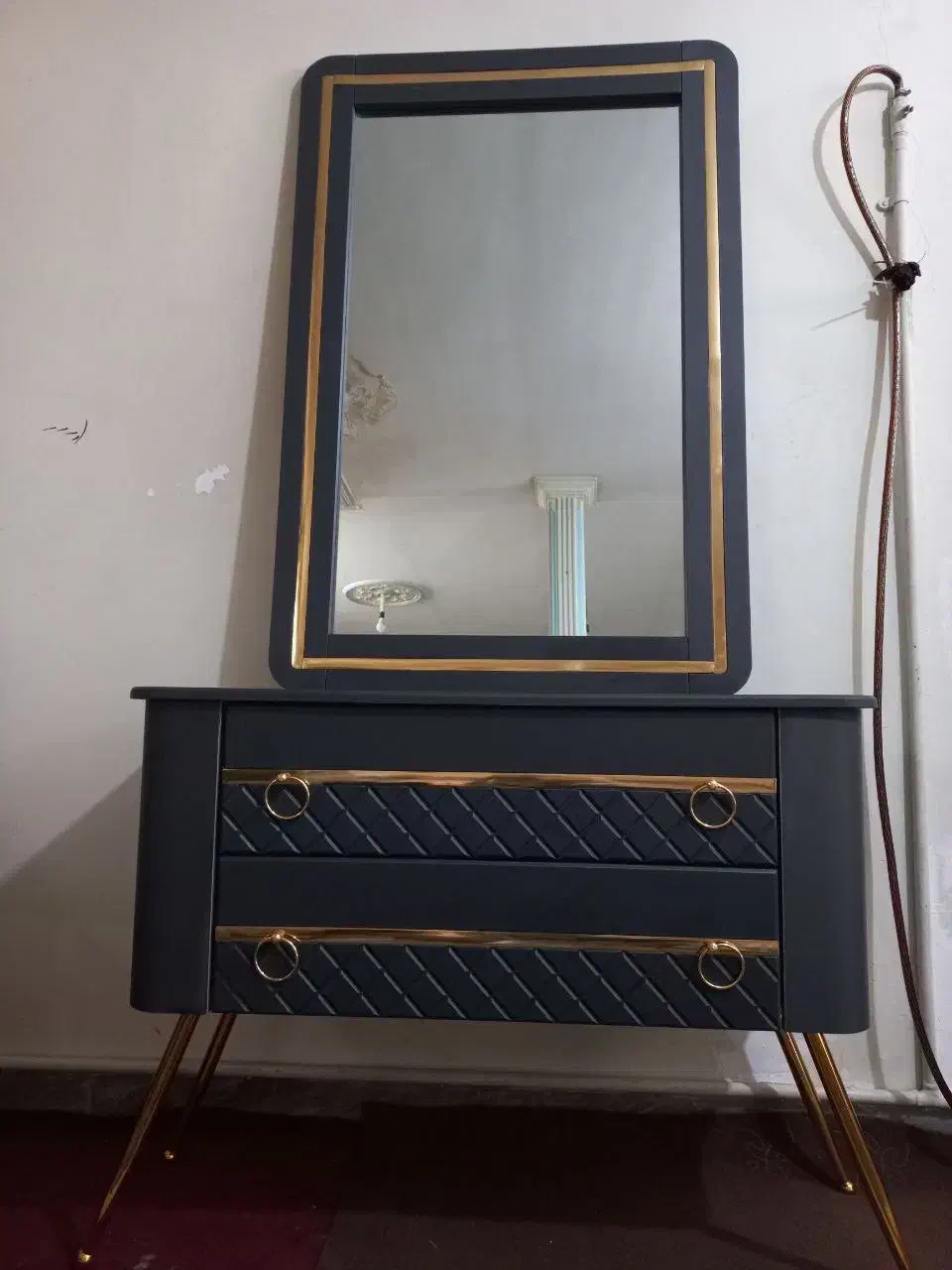 دکور آرایشگاه/صندلی اصلاح/آینه کنسول/کپ|آرایشگاه و سالنهای زیبایی|هشتگرد, هشتگرد قدیم|دیوار