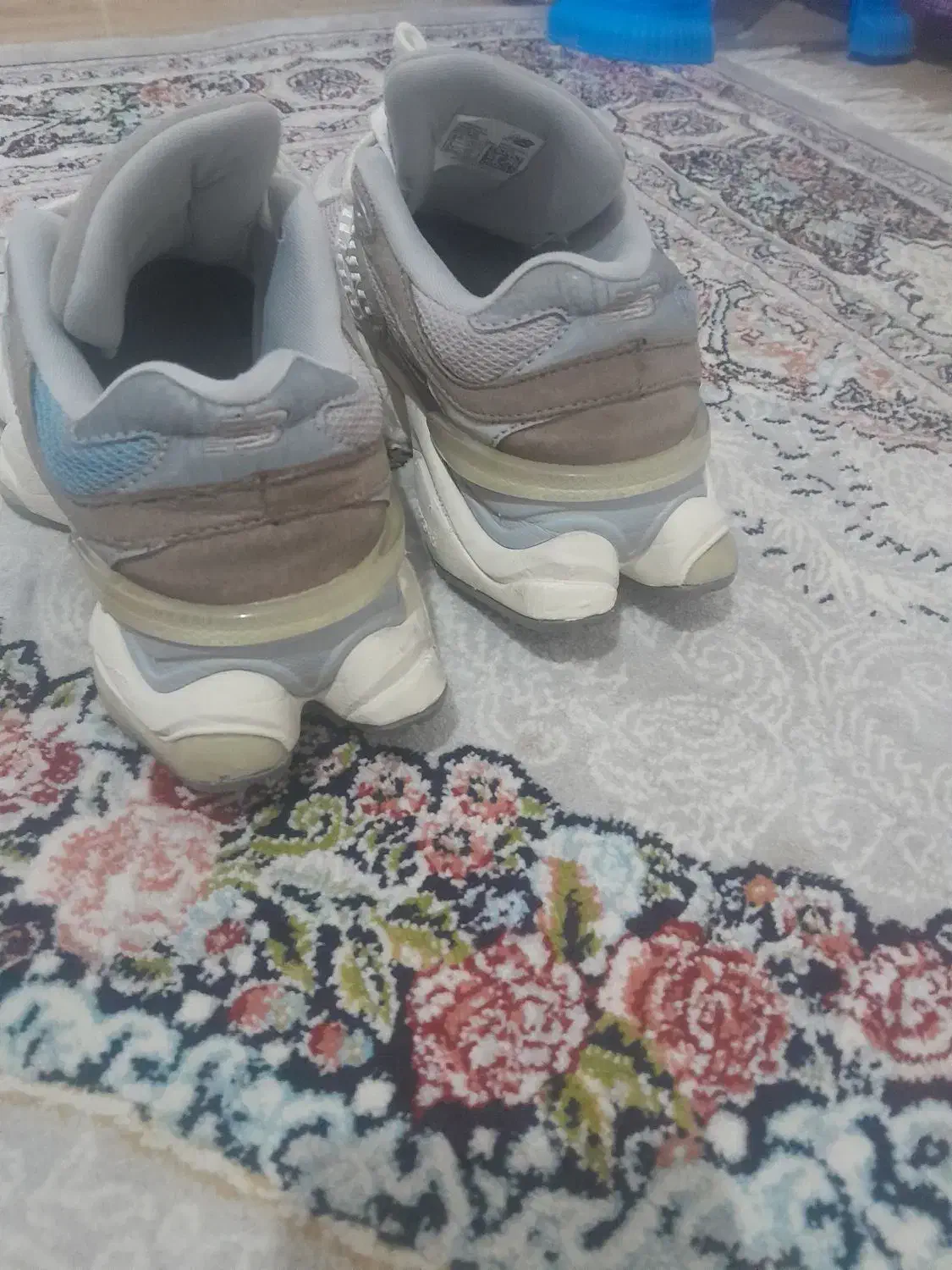 کفش کتانی|کیف، کفش، کمربند|رشت, عینک|دیوار