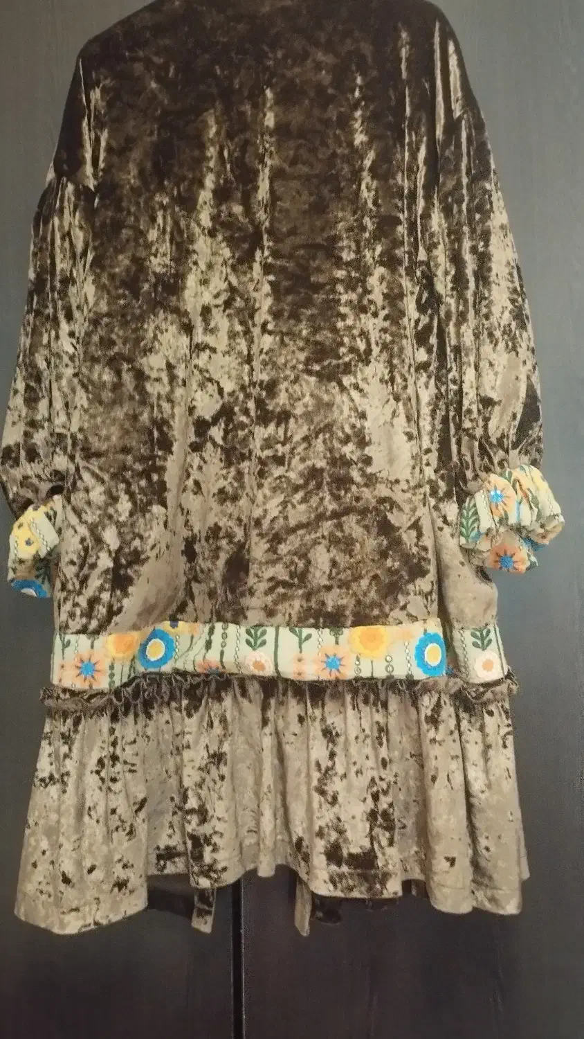 پالتوی مخمل گلدوزی شده|لباس|بابلسر, |دیوار