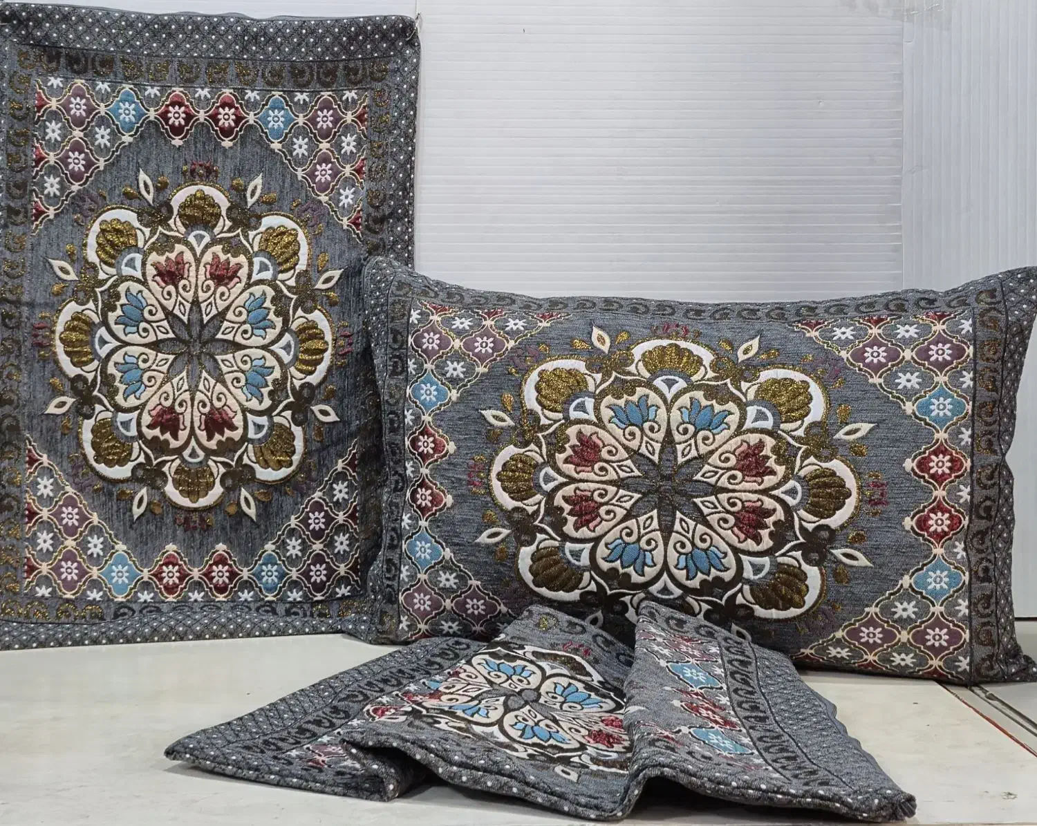 هدیه ای ماندگار برای روز مادر روبالشتی سنتی|رختخواب، بالش، پتو|گناباد, |دیوار