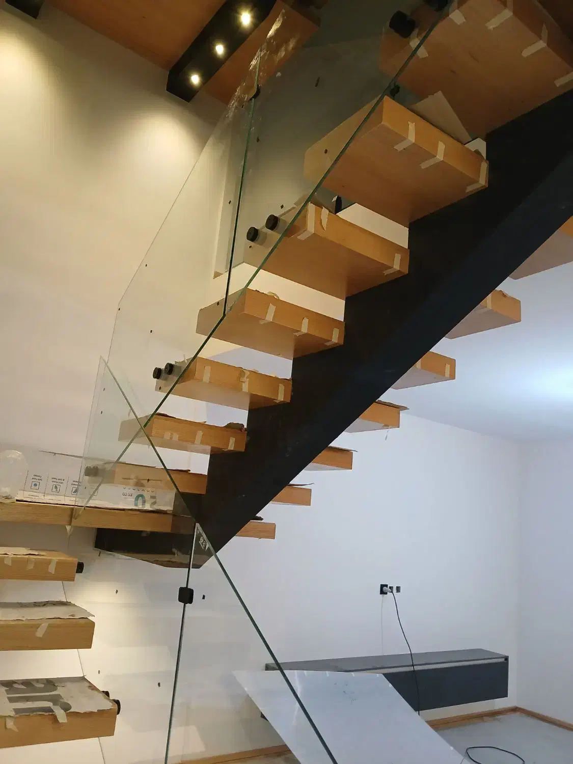 طراحی و نصب انواع شیشه سکوریت|مصالح و تجهیزات ساختمان|دماوند, گیلاوند|دیوار