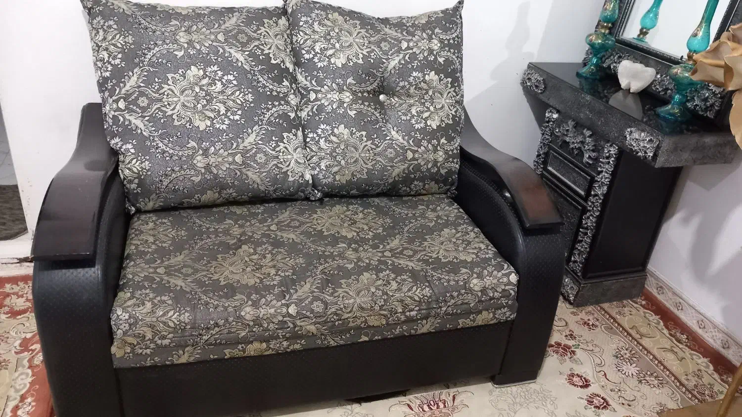 مبل راحتی وبوفه و گل فوم بزرگ|مبلمان خانگی و میز عسلی|حویق, |دیوار