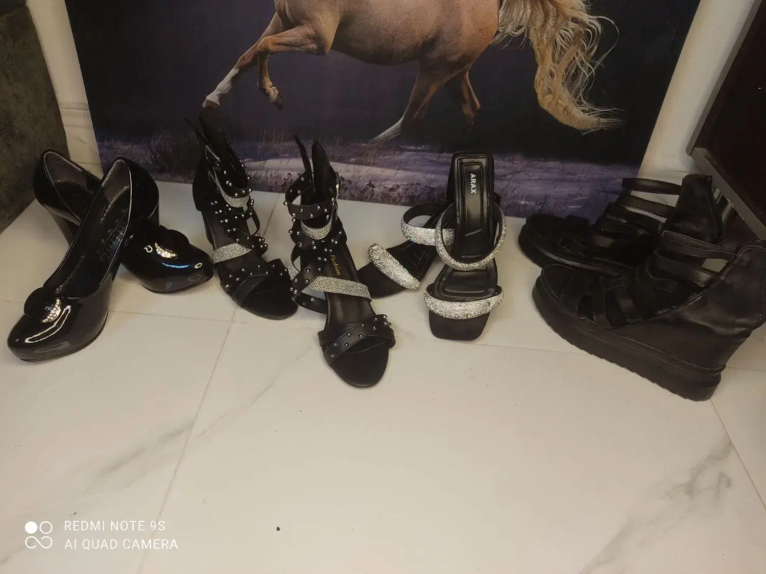 تعداد زیاد کفش کتونی .با.صندل.کیف بزرگ کیف کوچیک|کیف، کفش، کمربند|رشت, استقامت ۱|دیوار