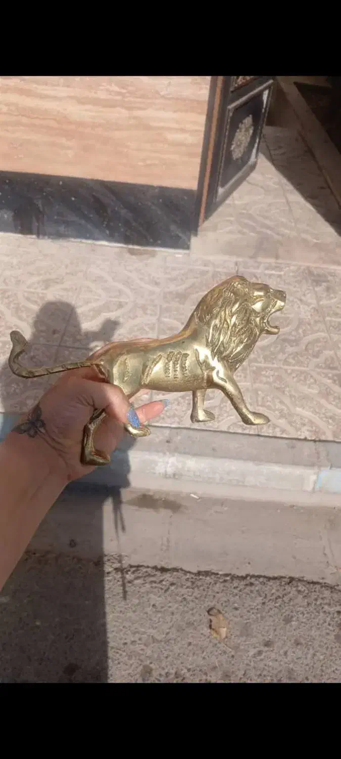 دوتا مجسمه شیربرنز|فعالیت داوطلبانه|صباشهر, |دیوار