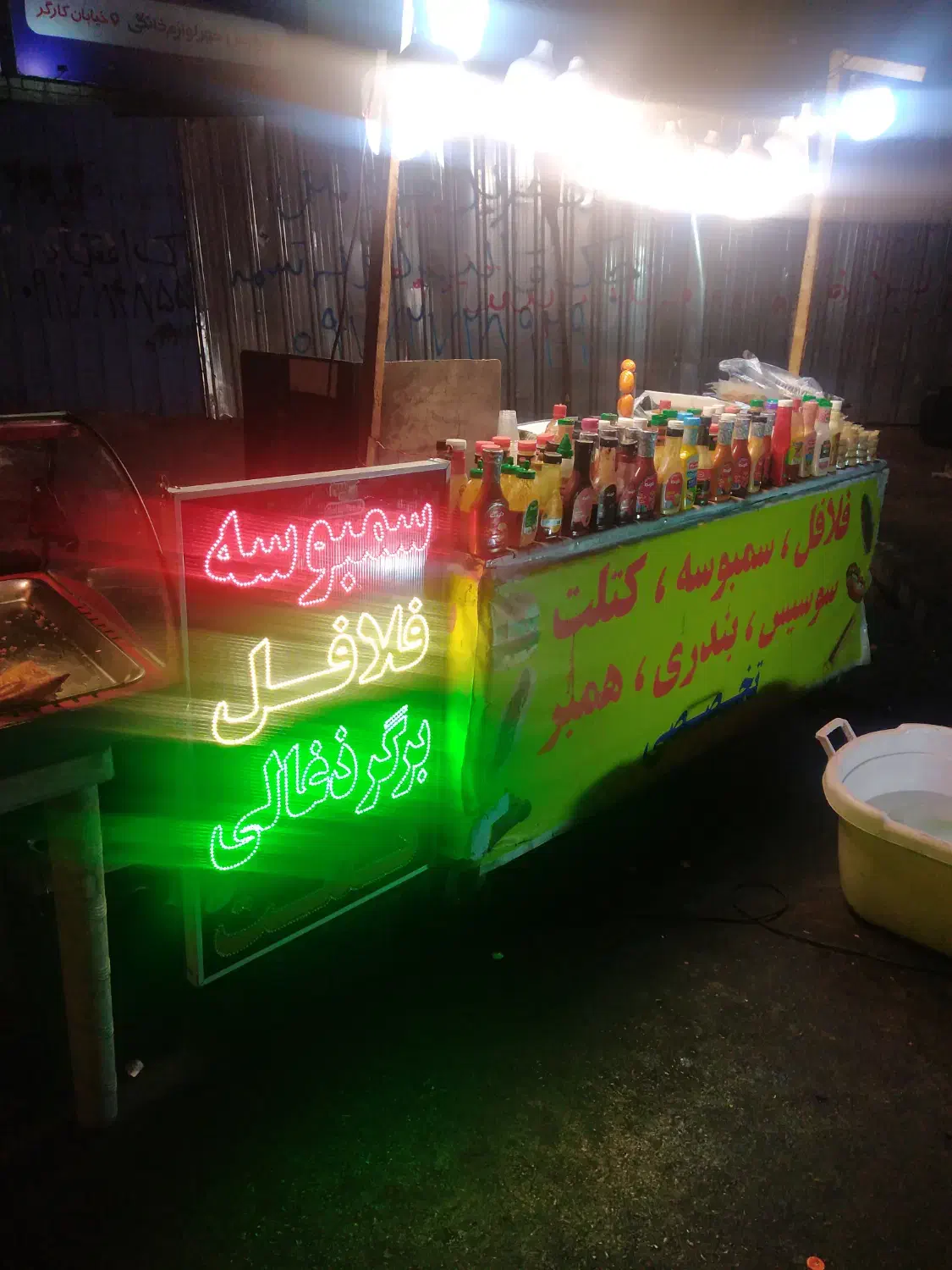 نیازمند نیروی کار در دکه فلافلی|استخدام خدمات فروشگاه و رستوران|شیراز, غدیر جنوبی|دیوار