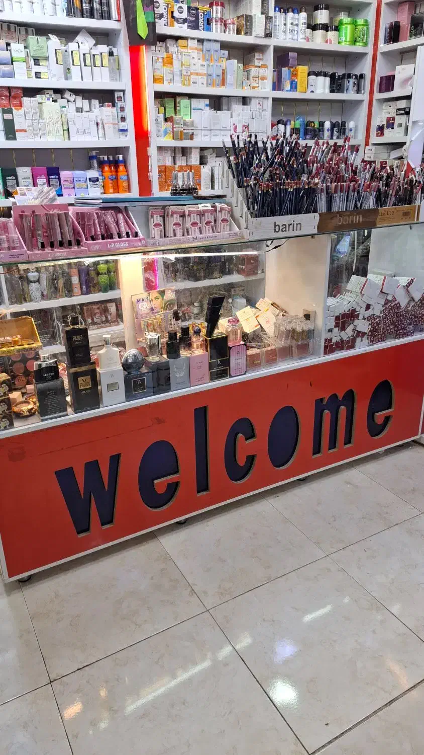 ویترین واستند ارایشی درحد نو|بوفه، ویترین، کنسول|روانسر, |دیوار