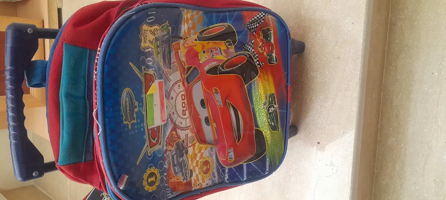 کیف مدرسه ای|کیف، کفش، کمربند|صدرا-فارس, فاز ۱|دیوار