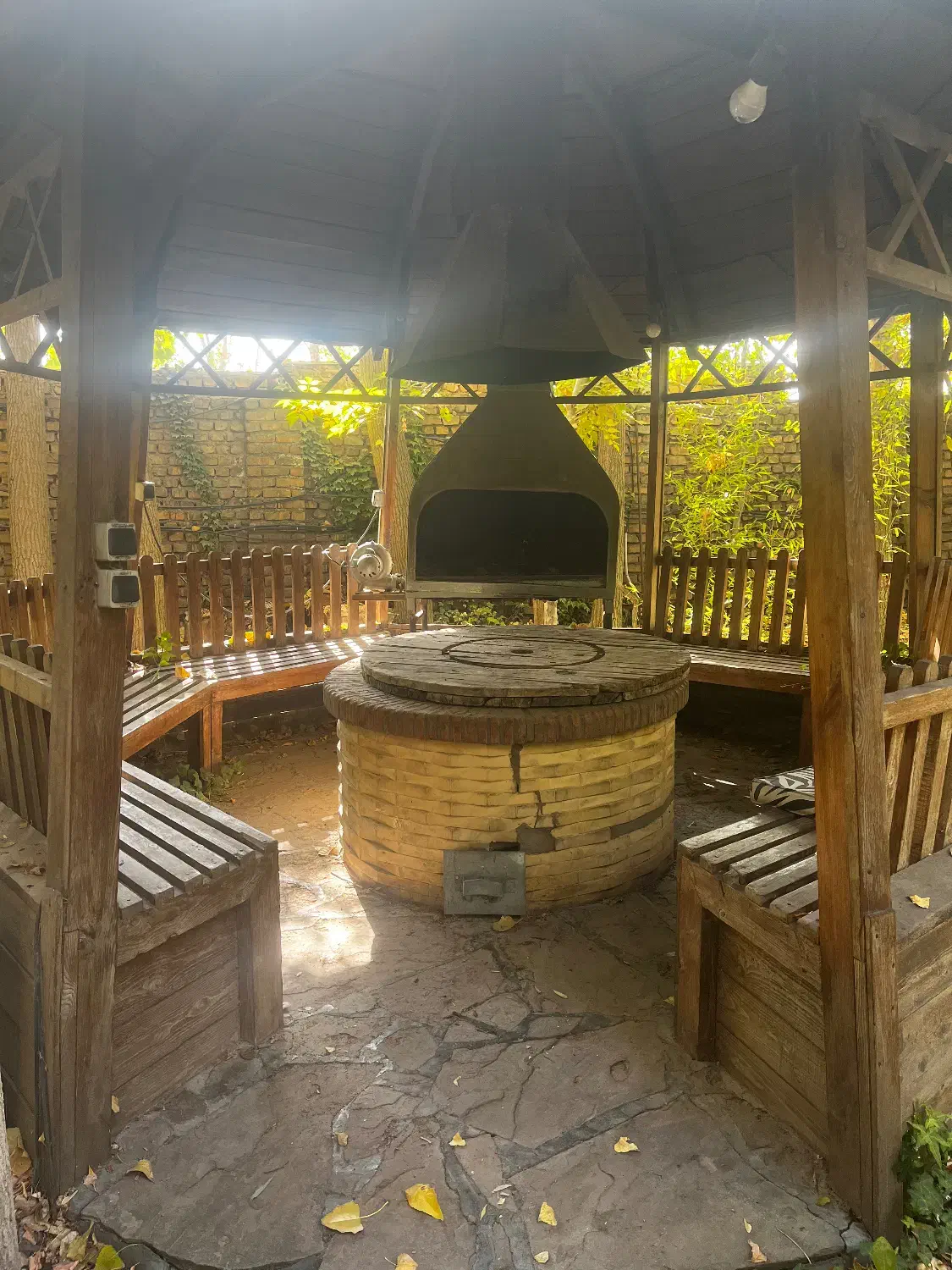 اجاره کلبه چوبی|اجارهٔ کوتاه‌مدت ویلا و باغ|هشتگرد, کوشک زر|دیوار