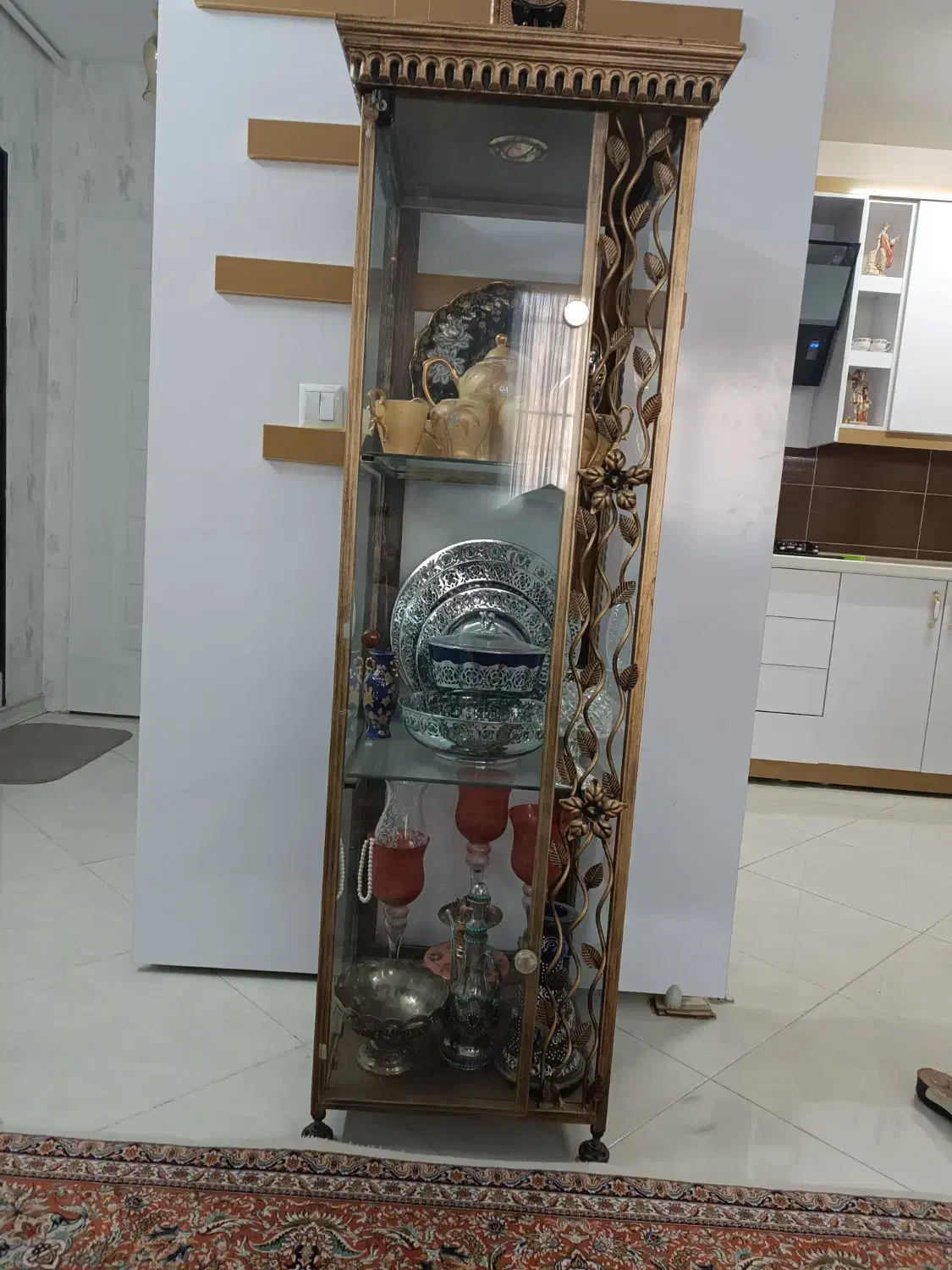 بوفه  فرفورژه با رنگ خاصی از طلایی|بوفه، ویترین، کنسول|گلبهار, شهر جدید گلبهار|دیوار