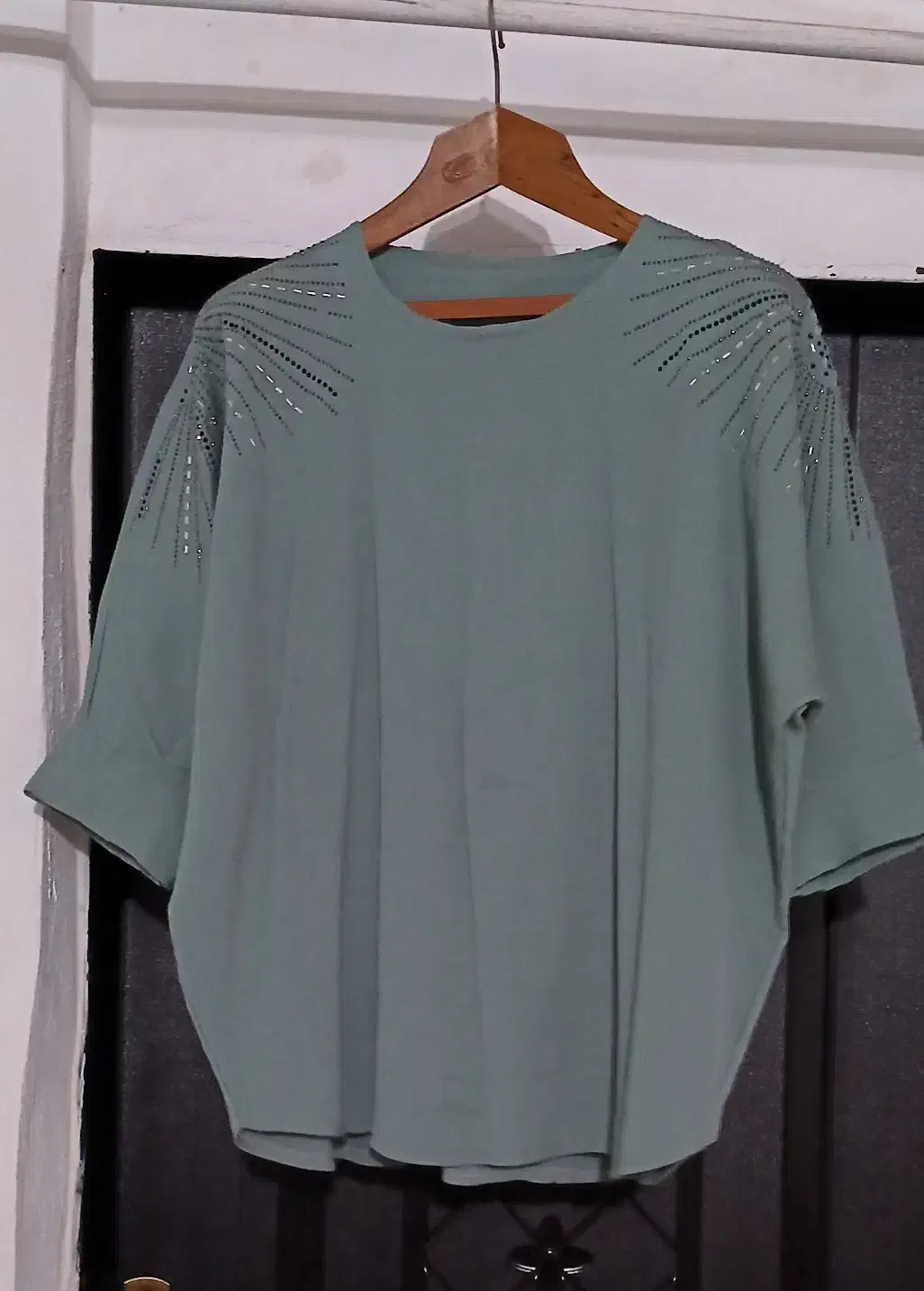 شومیز مجلسی|لباس|بندر انزلی, لیچارگی حسن رود|دیوار