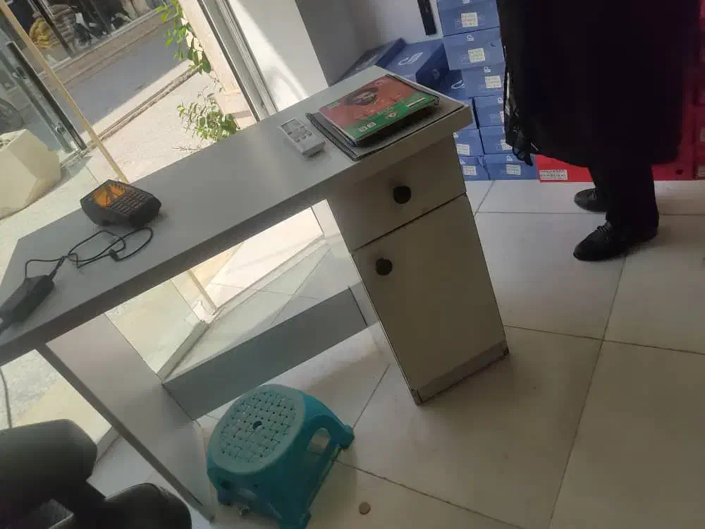 یک عدد میز. و تعدادی رگال کفش|فروشگاه و مغازه|بندر گناوه, |دیوار