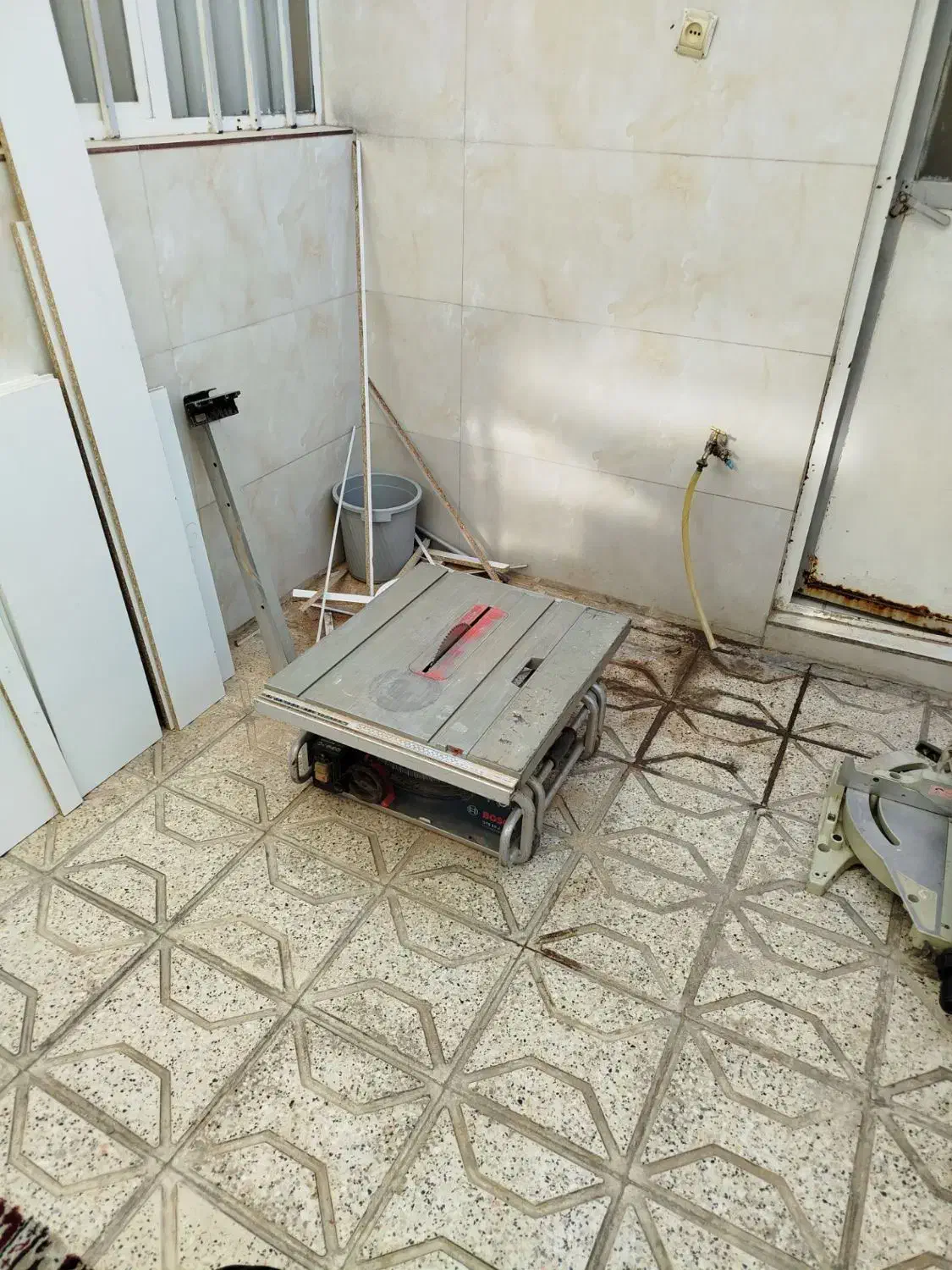 اره میزی بوش|ابزارآلات|مشهد, کارمندان دوم|دیوار