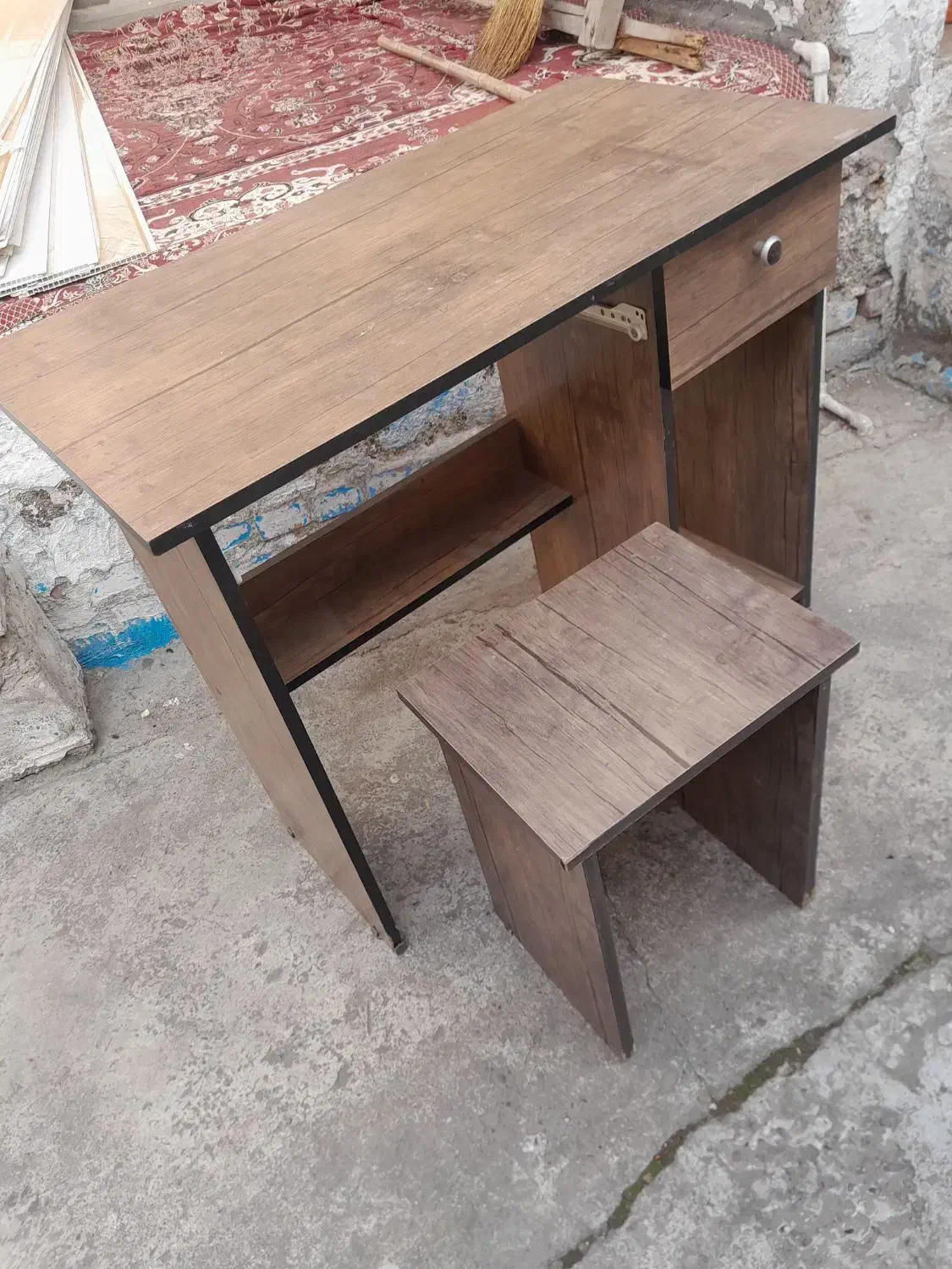 یک عدد میز  چوبی گشو دار ویک صندلی چوبی|میز تحریر و کامپیوتر|رشت, شالکو|دیوار