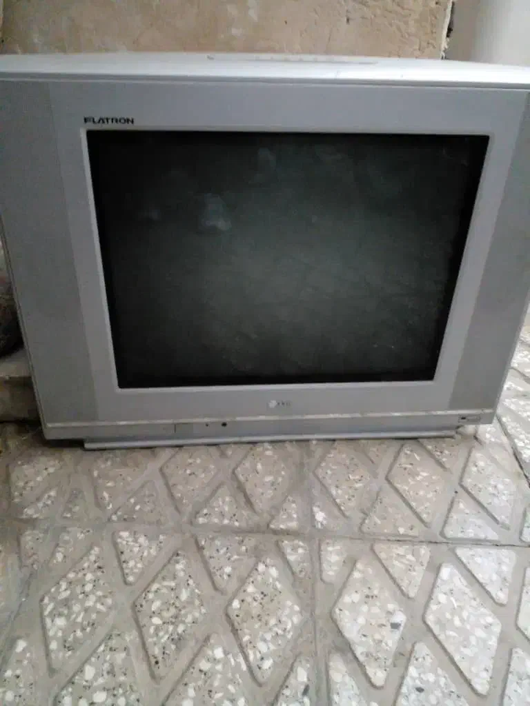 صندلی آرایشگاه با تلویزیون کار کرده|آرایشگاه و سالنهای زیبایی|بروجرد, |دیوار