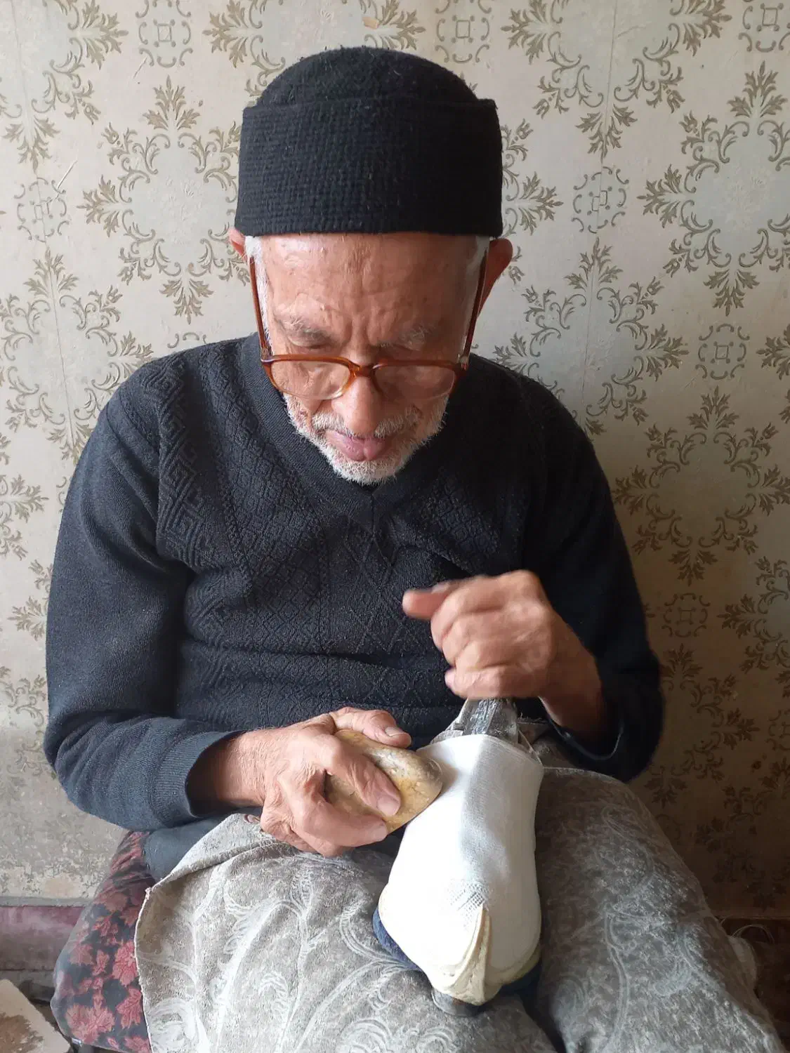 گیوه ملکی نجفآباد. حاج عباس سرباز|کیف، کفش، کمربند|نجفآباد, ریاضی|دیوار